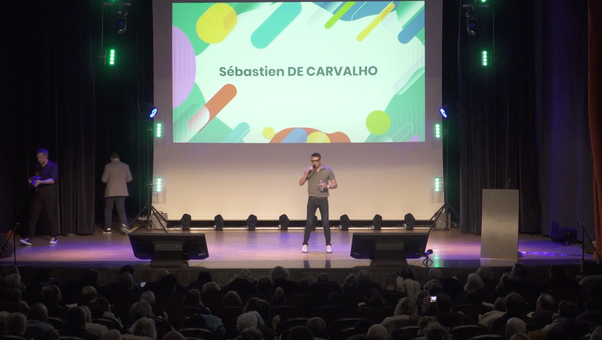 Sébastien De Carvalho, expert MLM en conférence sur scène